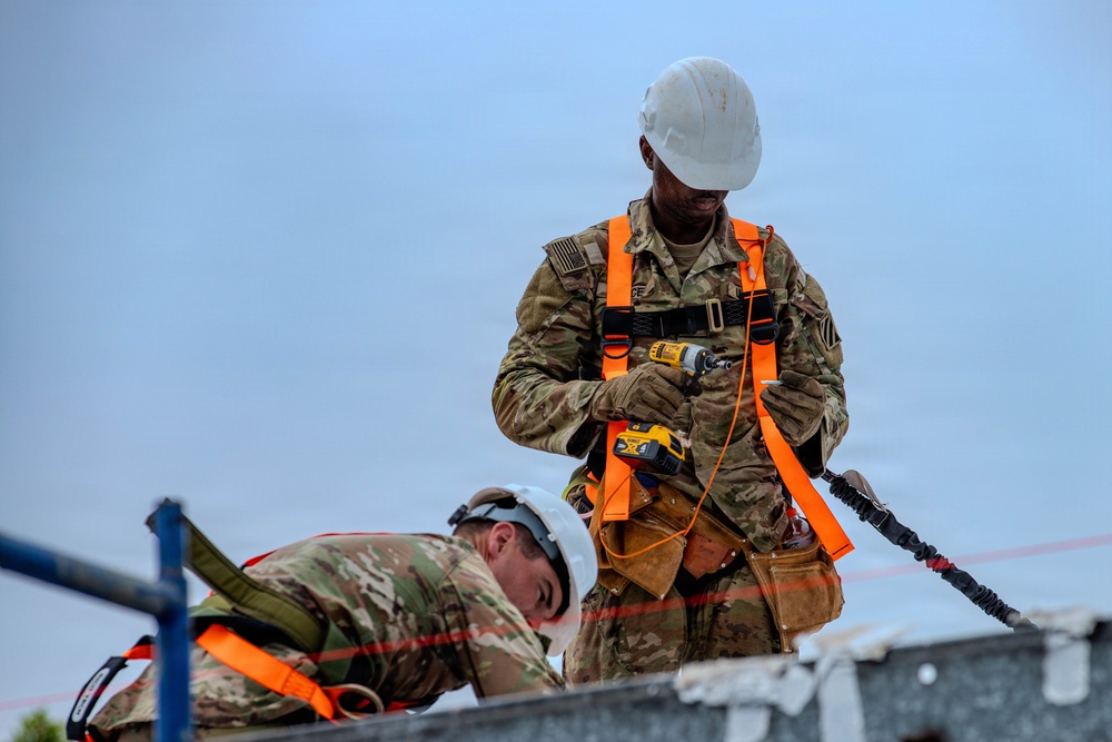 3rd Infantry Division Engineers Repair Panamanian School Roof in Salamanca Community