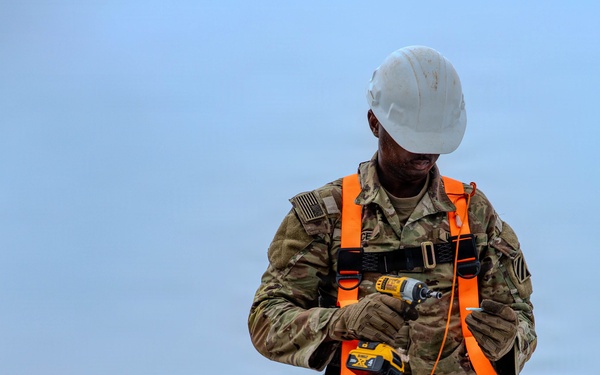 3rd Infantry Division Engineers Repair Panamanian School Roof in Salamanca Community