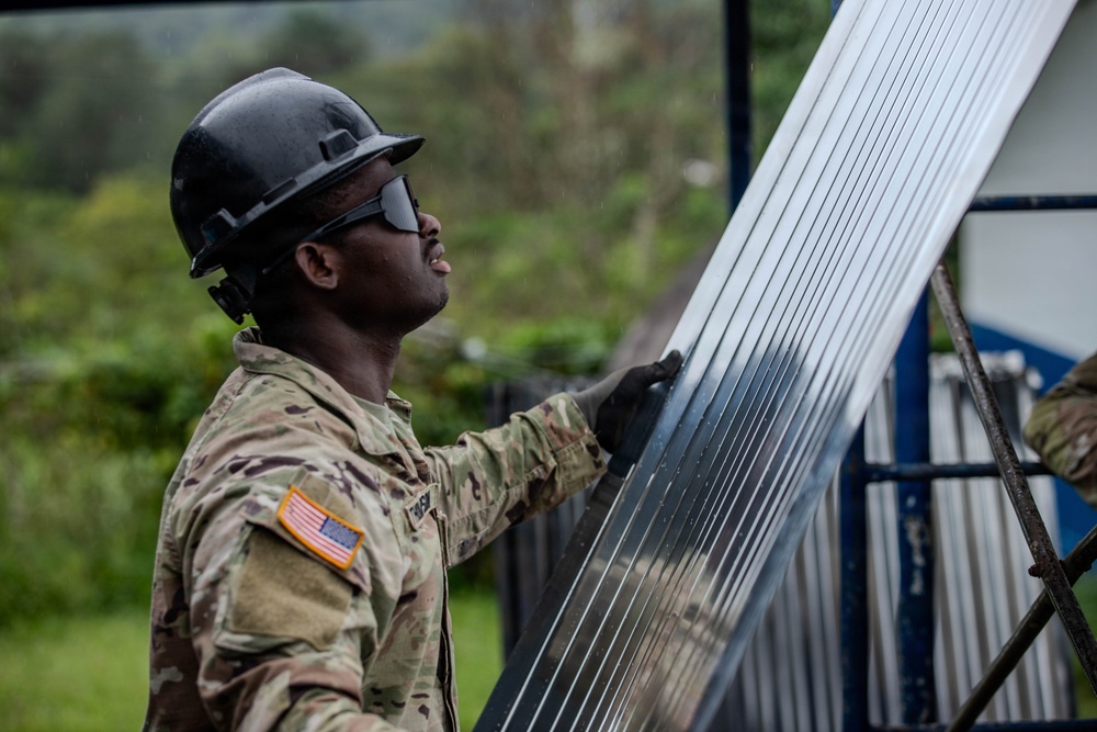 3rd Infantry Division Engineers Repair Panamanian School Roof in Salamanca Community