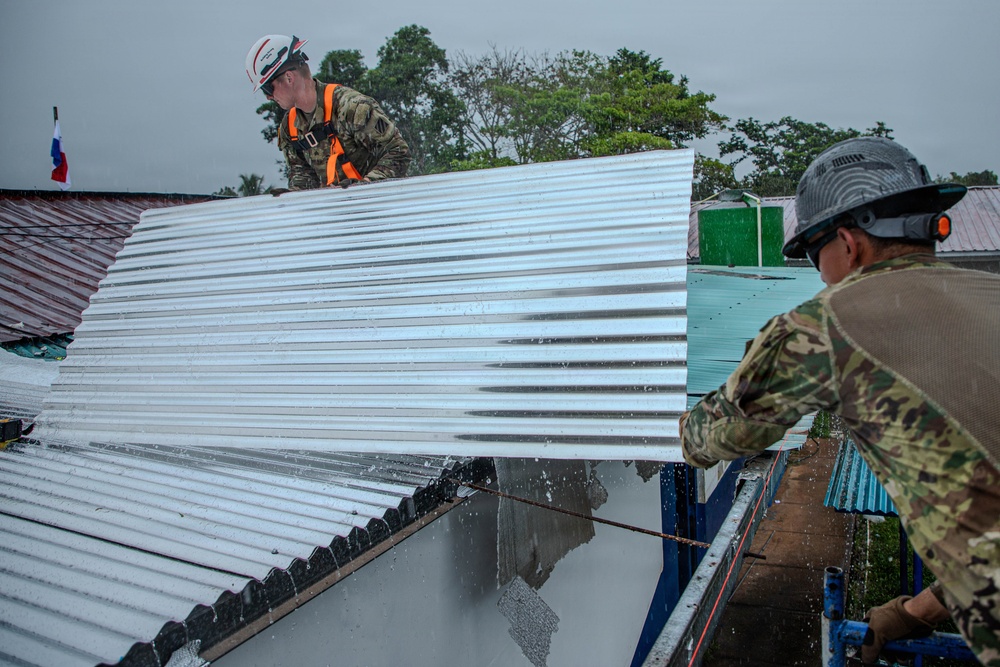 3rd Infantry Division Engineers Repair Panamanian School Roof in Salamanca Community