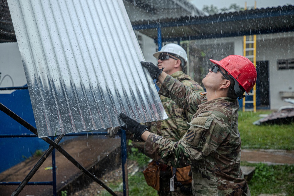 3rd Infantry Division Engineers Repair Panamanian School Roof in Salamanca Community