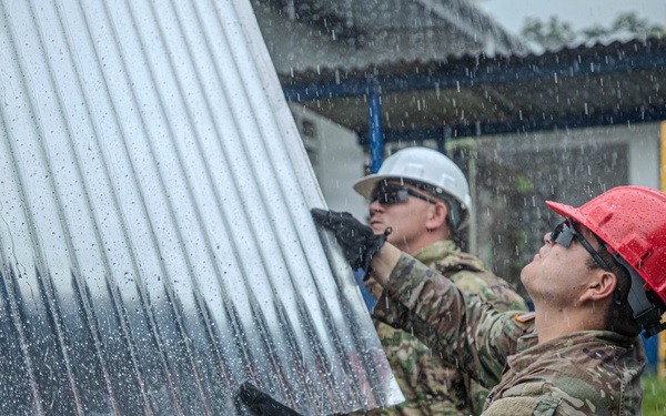 3rd Infantry Division Engineers Repair Panamanian School Roof in Salamanca Community