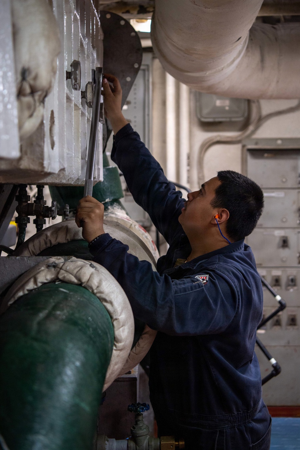 Boxer Sailors maintain engineering spaces