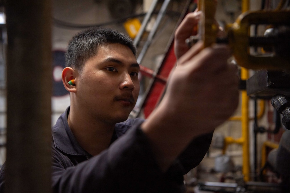 Boxer Sailors maintain engineering spaces