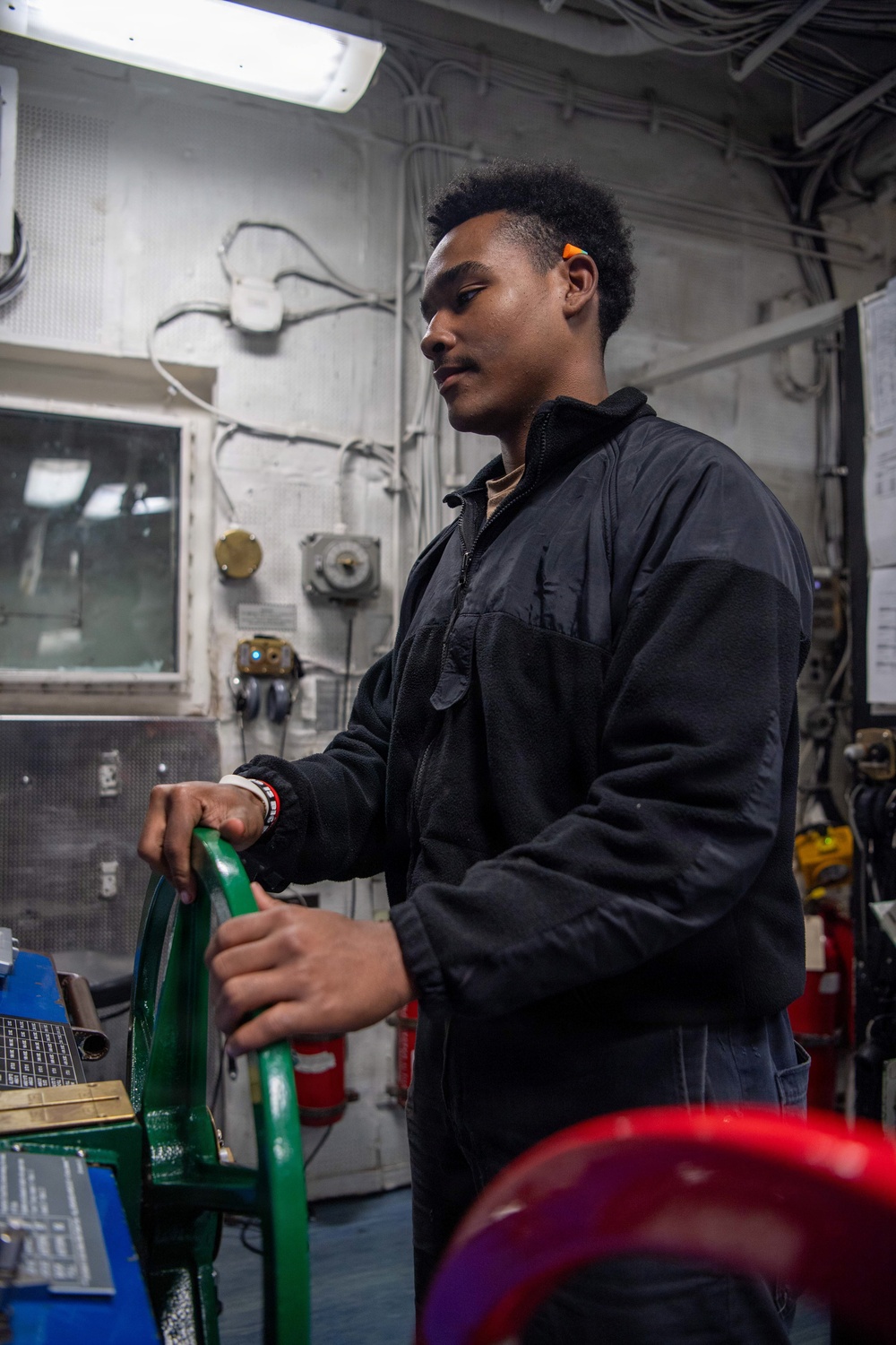 Boxer Sailors maintain engineering spaces