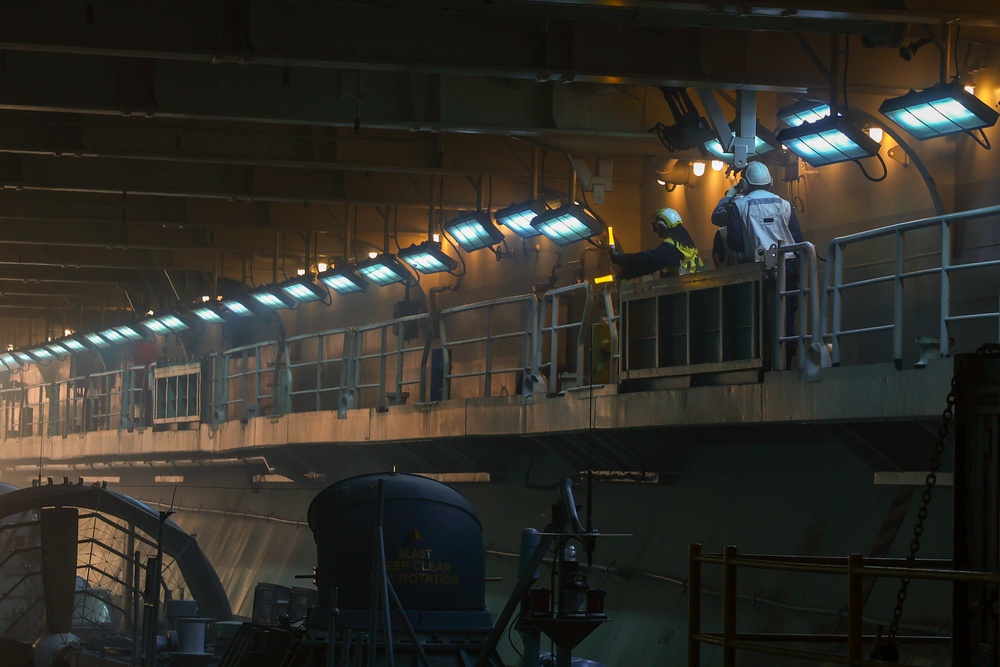 Boxer, ACU5 conduct well deck operations