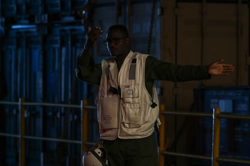 Boxer, ACU5 conduct well deck operations