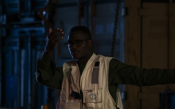 Boxer, ACU5 conduct well deck operations