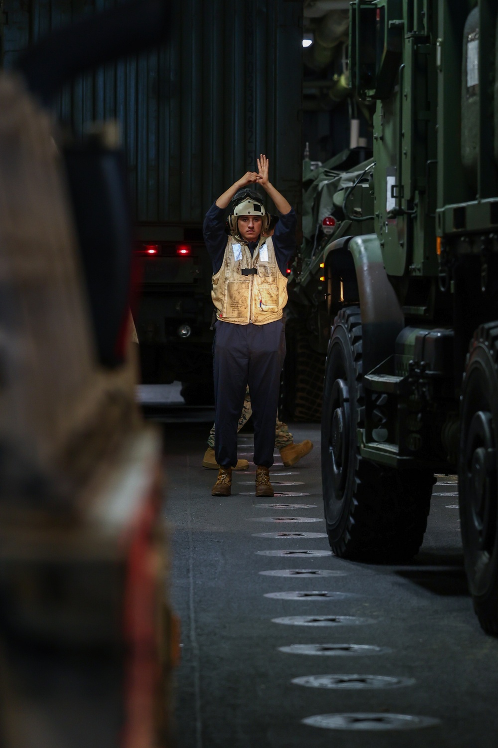 Boxer, ACU5 conduct well deck operations