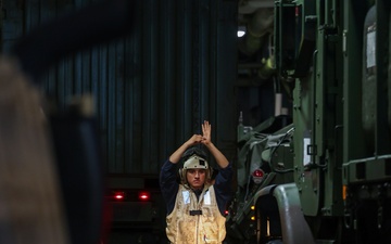 Boxer, ACU5 conduct well deck operations