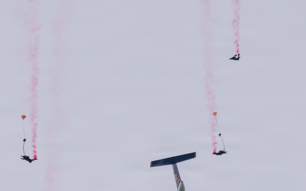 U.S. Army Golden Knights drop in to 2025 Army Navy Game