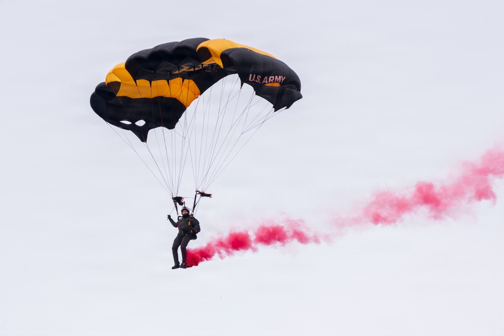 U.S. Army Golden Knights drop in to 2025 Army Navy Game