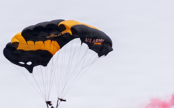 U.S. Army Golden Knights drop in to 2025 Army Navy Game