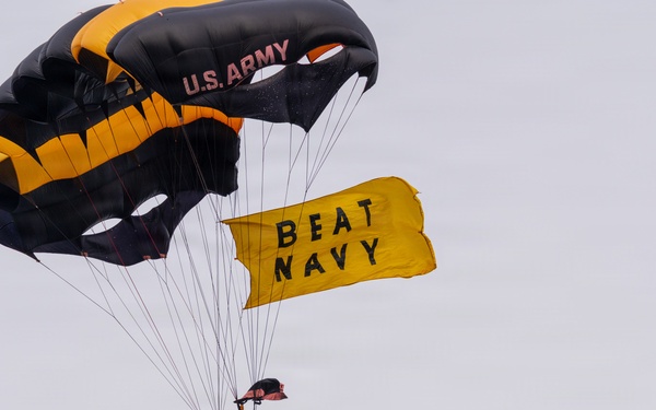 U.S. Army Golden Knights drop in to 2025 Army Navy Game
