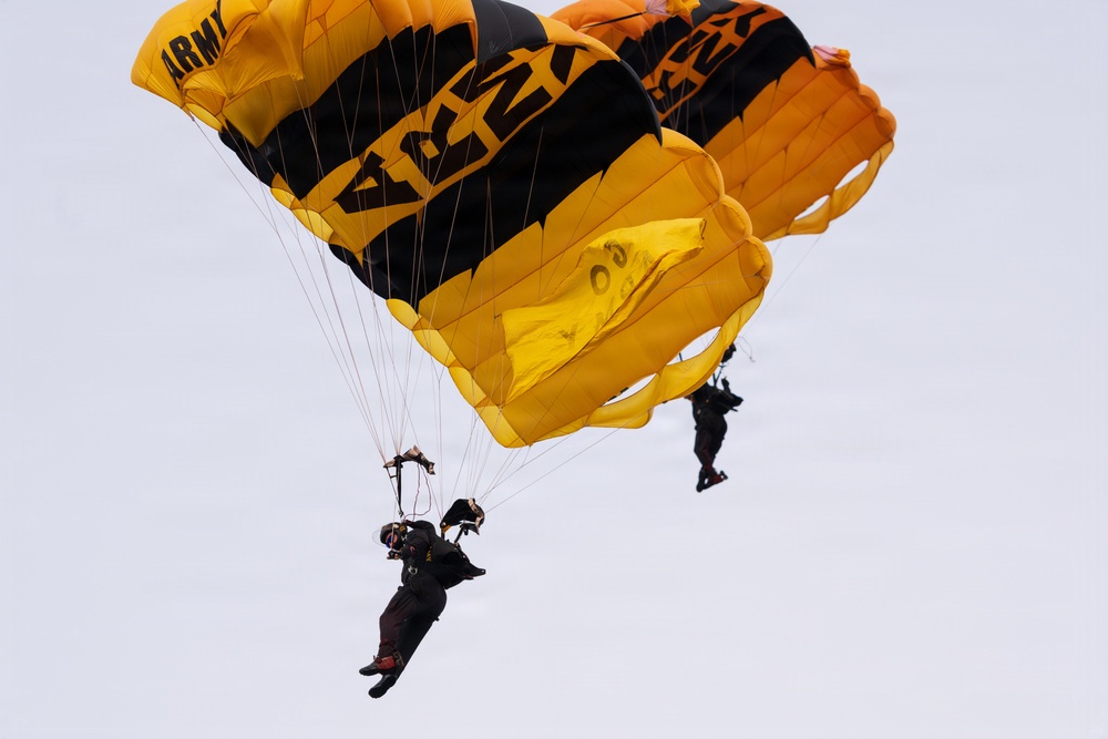 U.S. Army Golden Knights drop in to 2025 Army Navy Game