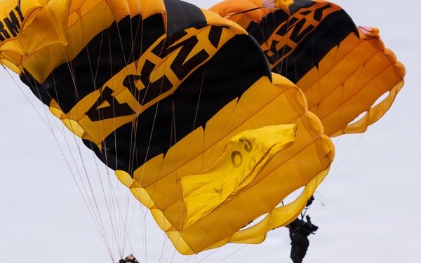 U.S. Army Golden Knights drop in to 2025 Army Navy Game