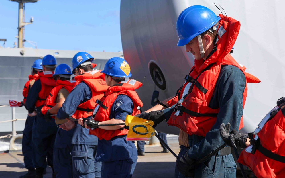USS Lake Erie (CG 70) Replenishment-At-Sea with USNS Kanawha (T-AO 196)
