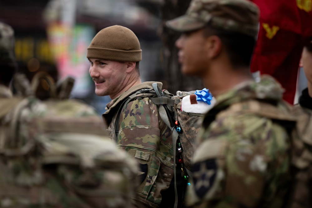 1-38 Field Artillery Regiment delivers Christmas gifts to local childrens home