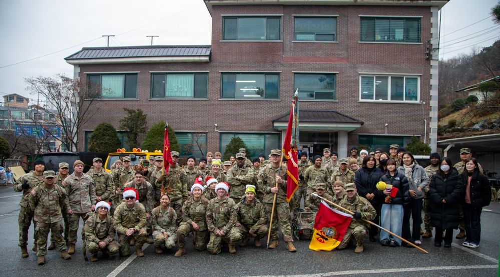 1-38 Field Artillery Regiment delivers Christmas gifts to local childrens home