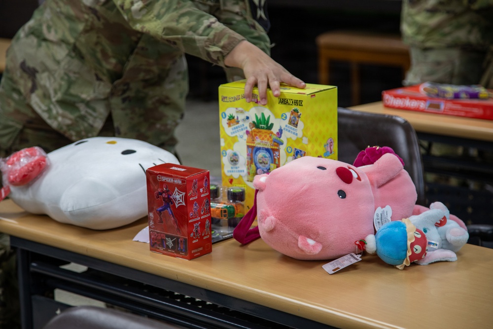 1-38 Field Artillery Regiment delivers Christmas gifts to local childrens home
