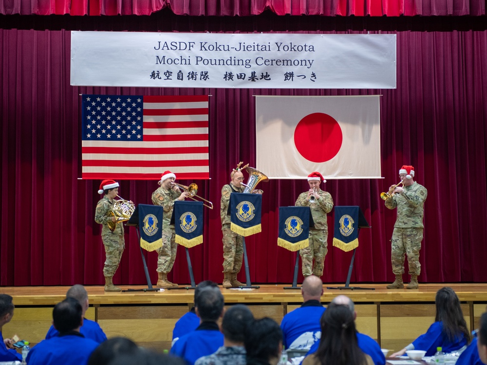 JASDF hosts annual mochi-pounding ceremony