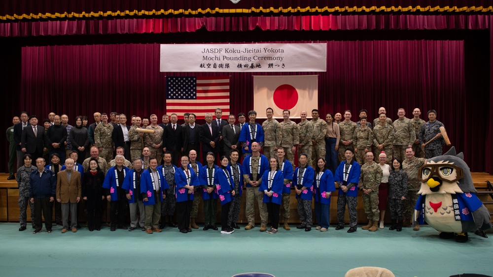 JASDF hosts annual mochi-pounding ceremony