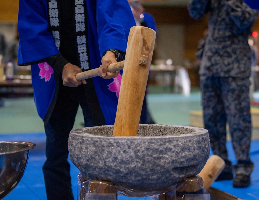 JASDF hosts annual mochi-pounding ceremony