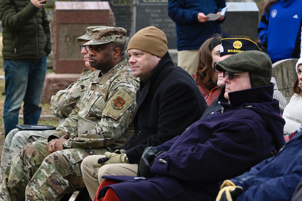 District of Columbia National Guard, District Community Attends Wreaths Across America at Congressional Cemetery