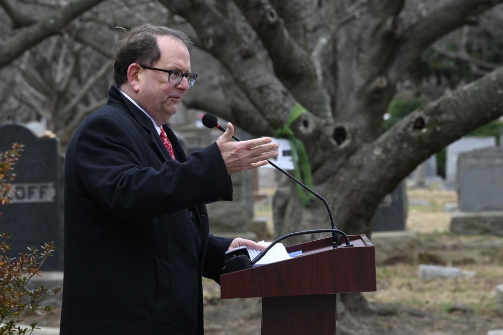 District of Columbia National Guard, District Community Attends Wreaths Across America at Congressional Cemetery