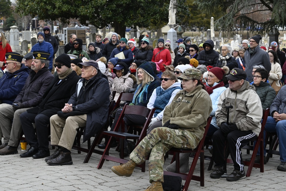 District of Columbia National Guard, District Community Attends Wreaths Across America at Congressional Cemetery