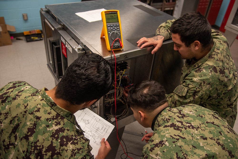 Surface Warfare Engineering Schools Command (SWESC) Great Lakes Instructors Train Next Generation of U.S. Navy Electrician's Mates