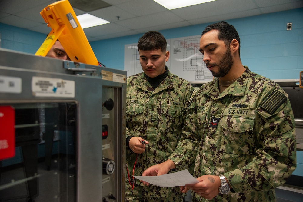 Surface Warfare Engineering Schools Command (SWESC) Great Lakes Instructors Train Next Generation of U.S. Navy Electrician's Mates