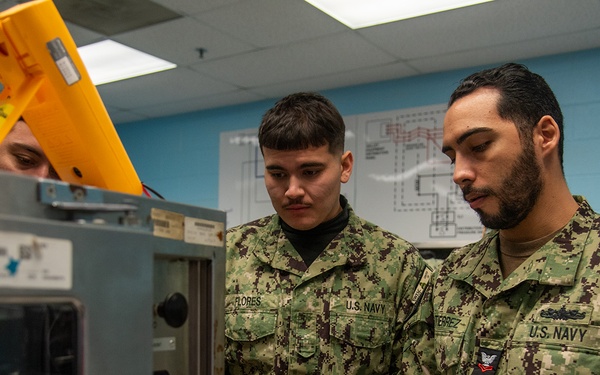 Surface Warfare Engineering Schools Command (SWESC) Great Lakes Instructors Train Next Generation of U.S. Navy Electrician's Mates