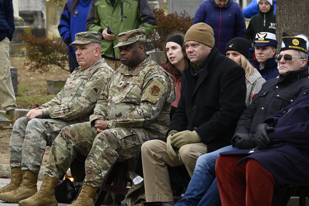 District of Columbia National Guard, District Community Attends Wreaths Across America at Congressional Cemetery