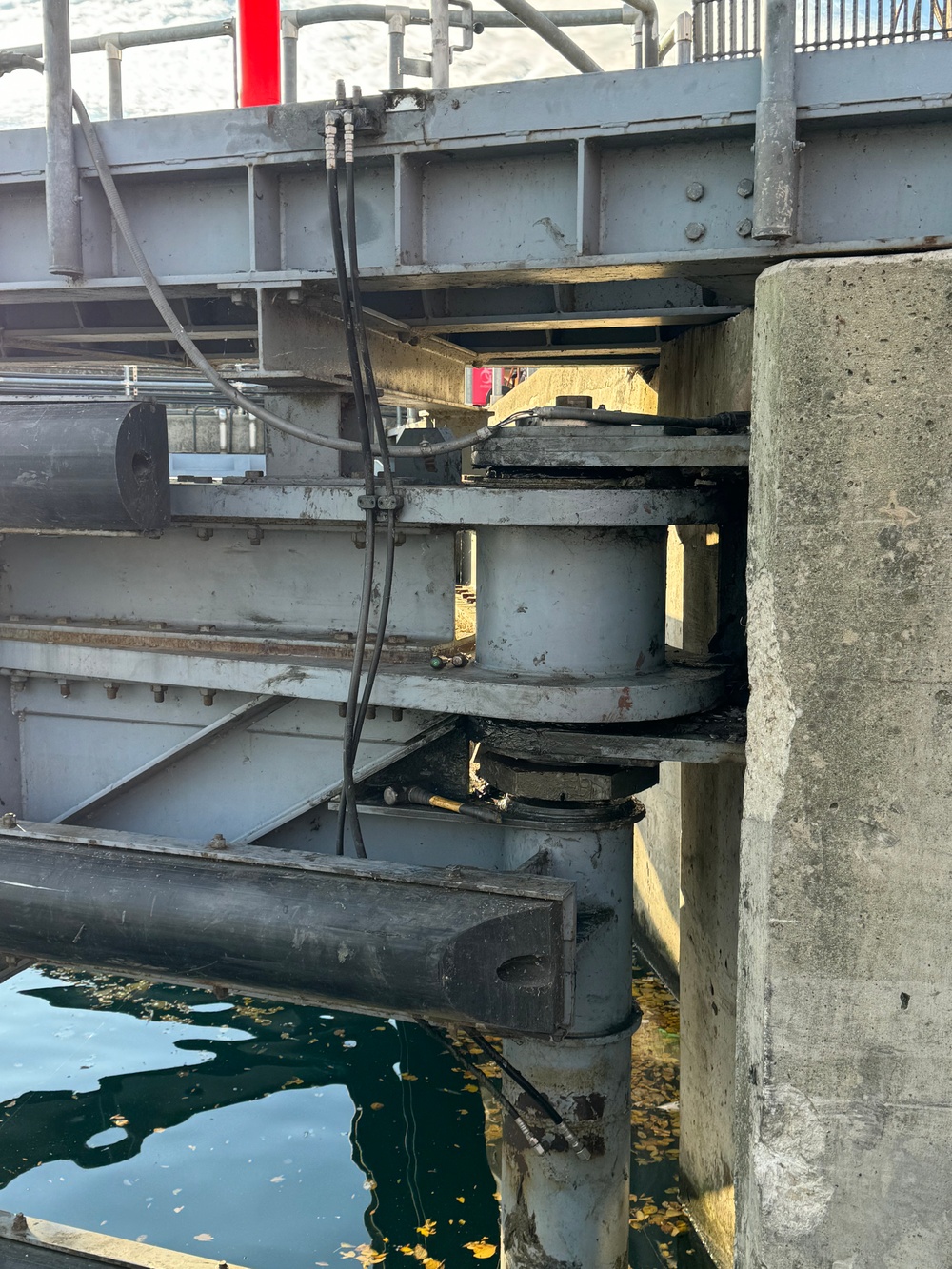Rock Island District Tackles Emergency at Chicago Harbor Lock with Innovative Solution