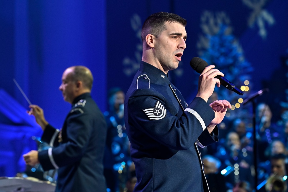 CSAF Wilsbach attends USAF Band holiday concert