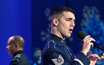 CSAF Wilsbach attends USAF Band holiday concert
