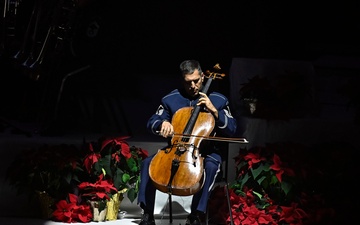 CSAF Wilsbach attends USAF Band holiday concert