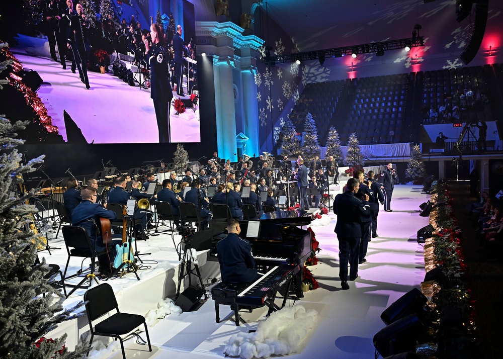 CSAF Wilsbach attends USAF Band holiday concert