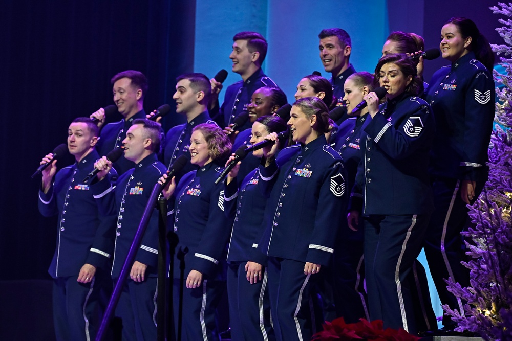 CSAF Wilsbach attends USAF Band holiday concert