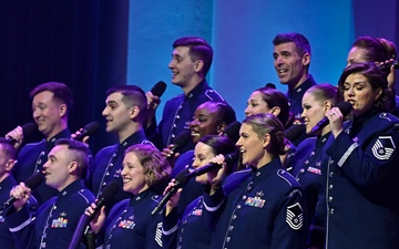 CSAF Wilsbach attends USAF Band holiday concert