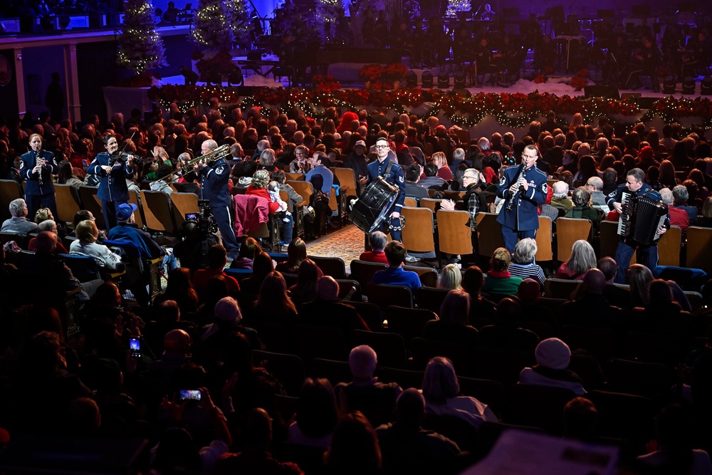 CSAF Wilsbach attends USAF Band holiday concert