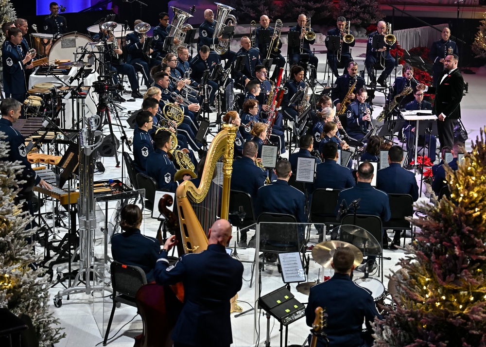 CSAF Wilsbach attends USAF Band holiday concert