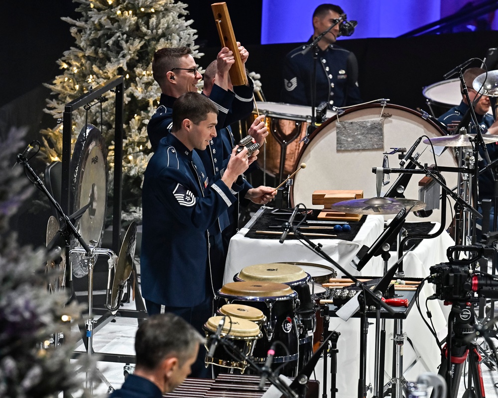 CSAF Wilsbach attends USAF Band holiday concert