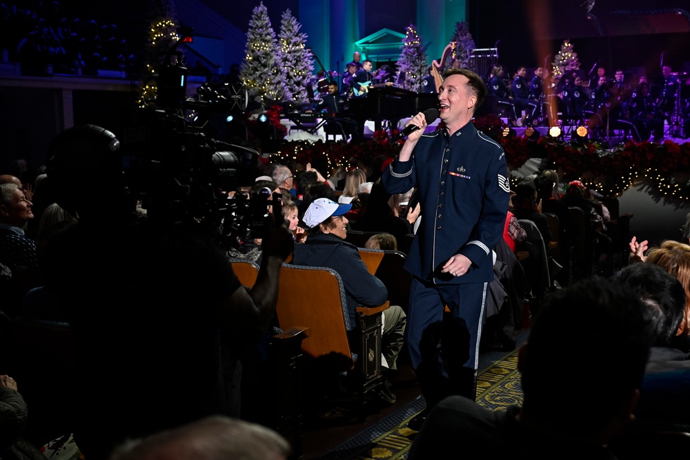 CSAF Wilsbach attends USAF Band holiday concert