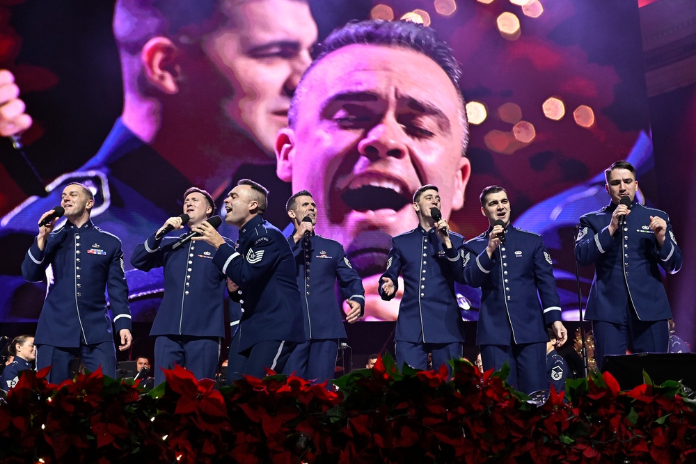 CSAF Wilsbach attends USAF Band holiday concert