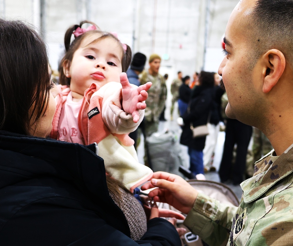 Last of Illinois Army National Guard's 2nd Battalion, 130th Infantry Soldiers Return from Deployment