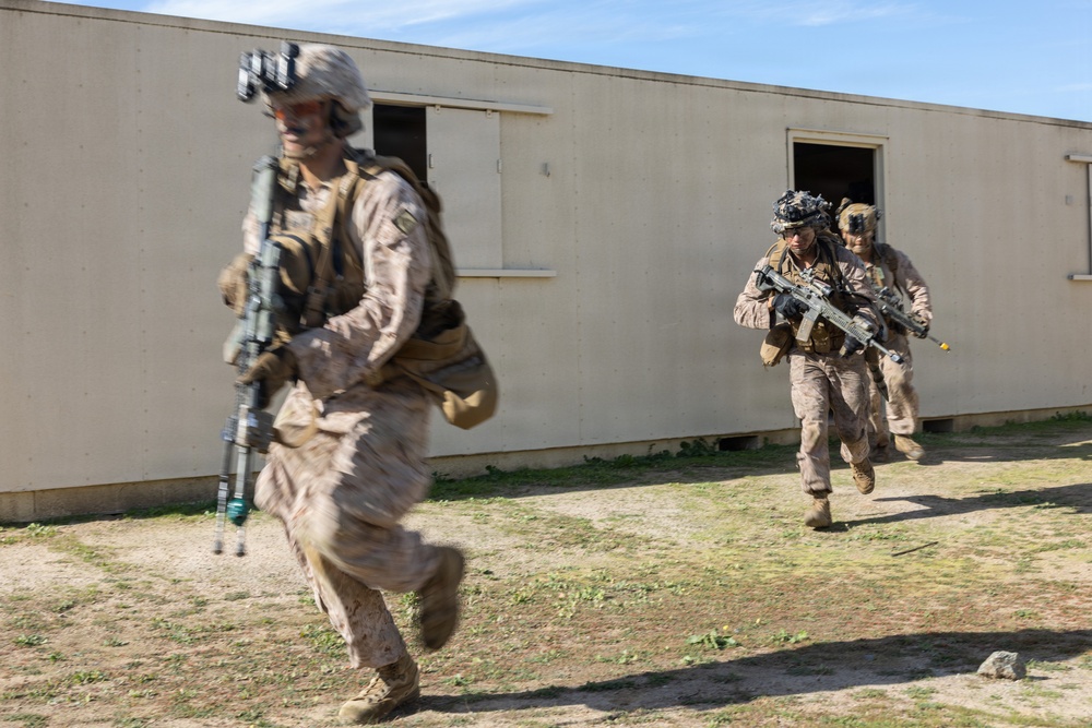 1st Bn., 5th Marines conduct simulated raid during Steel Knight 25