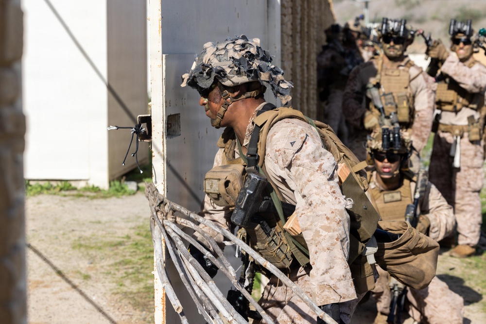 1st Bn., 5th Marines conduct simulated raid during Steel Knight 25