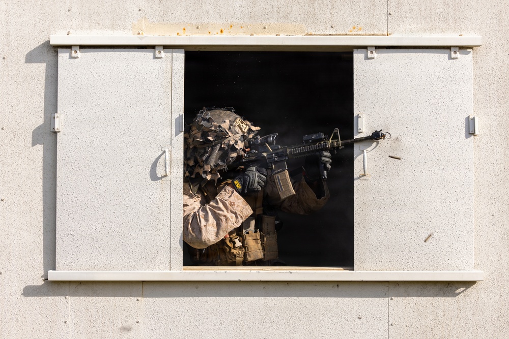 1st Bn., 5th Marines conduct simulated raid during Steel Knight 25